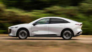 Mazda 6e - динамический боковой профиль.