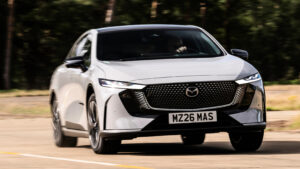 Mazda 6e - передний поворот в поворотах.