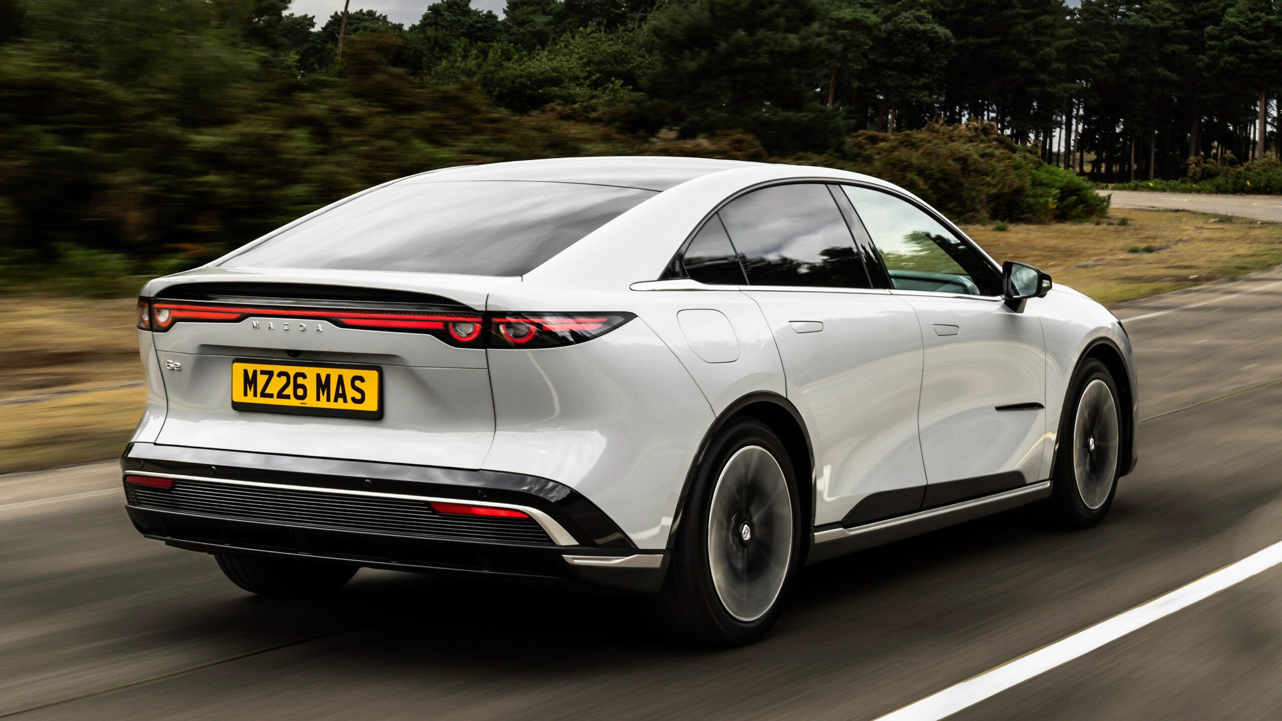 Mazda 6e - серебряная задняя часть 3/4 динамика.