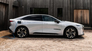 Mazda 6e - зарядка бокового профиля.