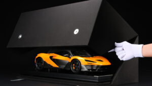 McLaren W1 в масштабе 1:8 - модель в коробке.