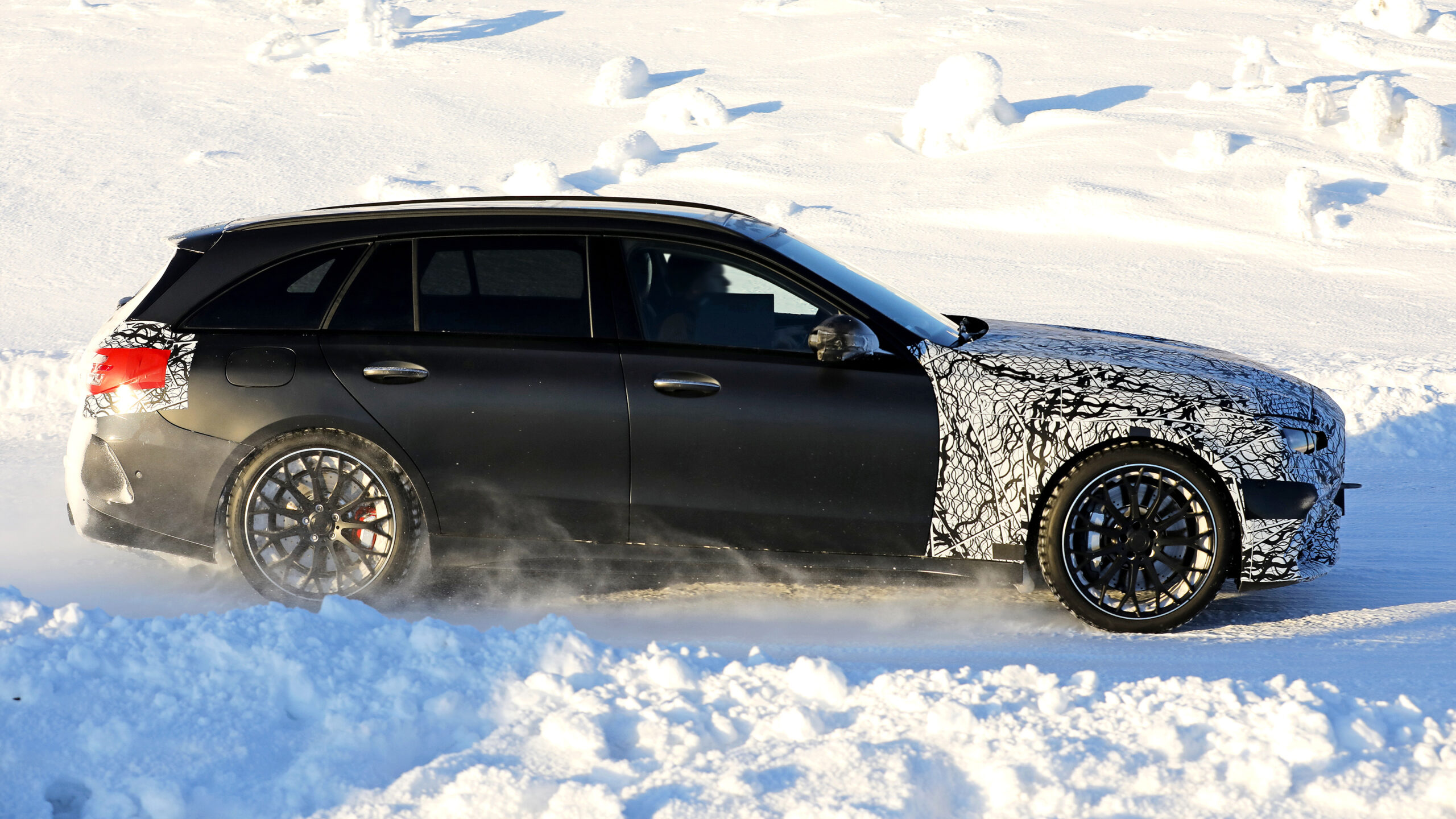 Mercedes-AMG C 53 (камуфлированный) - сбоку.