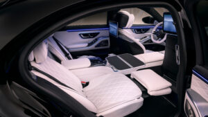 Mercedes S-Class facelift - задние сиденья студия.