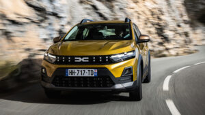 Новая Dacia Sandero Stepway - передний поворот в поворотах.