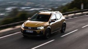 Новый Dacia Sandero Stepway - передняя часть над головой.