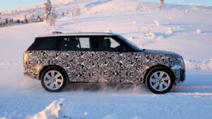 Лифтовый Range Rover 2027 с боковым профилем.