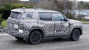 Новый Mitsubishi Shogun - задняя часть под углом.