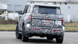 Новый Mitsubishi Shogun - задняя часть задней части.