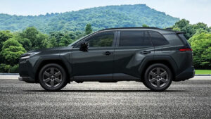 Новый Suzuki с поперечным боковым профилем.