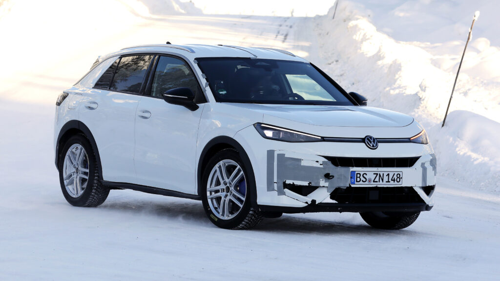 Новый высокопроизводительный внедорожник Volkswagen T-Roc R был замечен на испытаниях впервые Volkswagen T-Roc R (camouflaged) - front