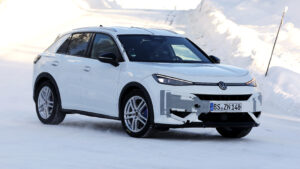 Volkswagen T-Roc R (camouflaged) - front