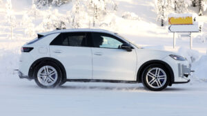 Volkswagen T-Roc R (камуфлированный) - сбоку.