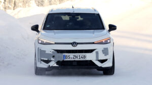 Volkswagen T-Roc R (камуфлированный) - передний фронт.