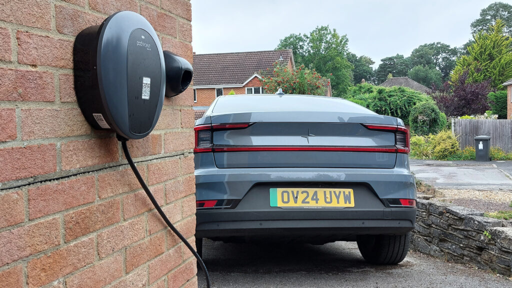Грант на зарядное устройство для домашних электромобилей увеличен до 500 £, но большинство людей все еще не могут его получить … Polestar 2 connected to a Pod Point SOLO S3 wallbox charger