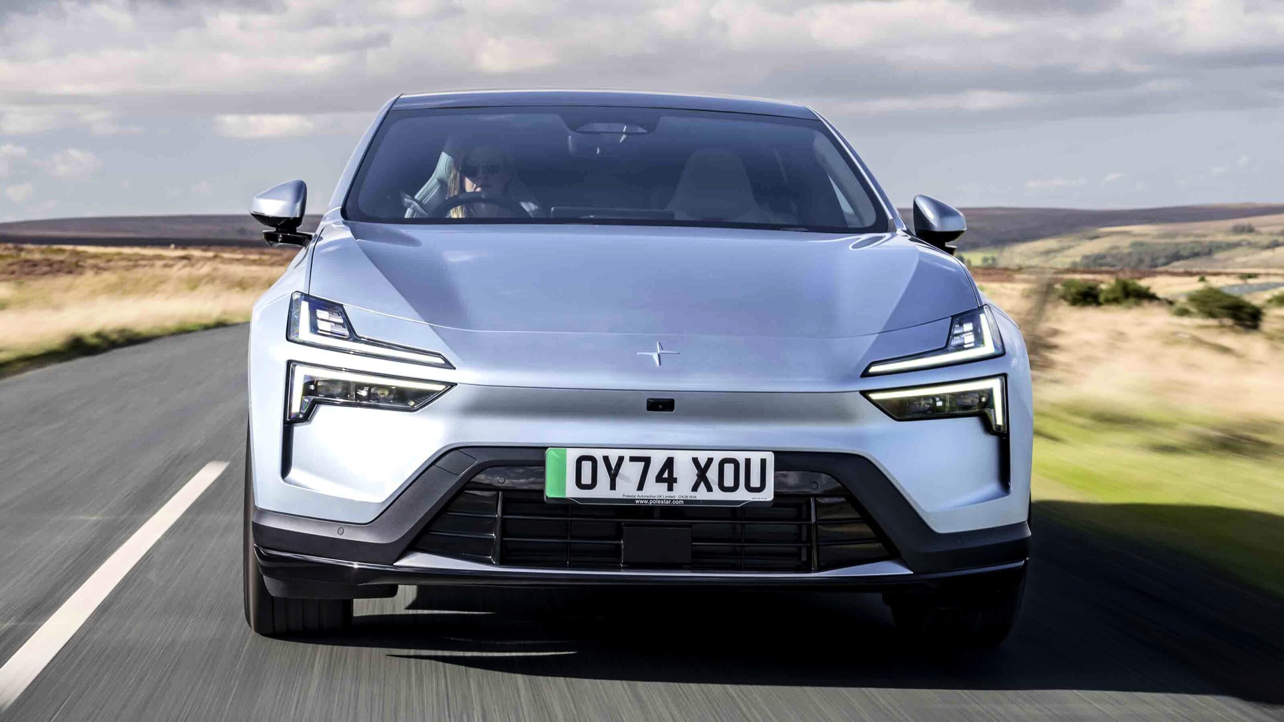 Polestar 4 - полная ширина передней части.