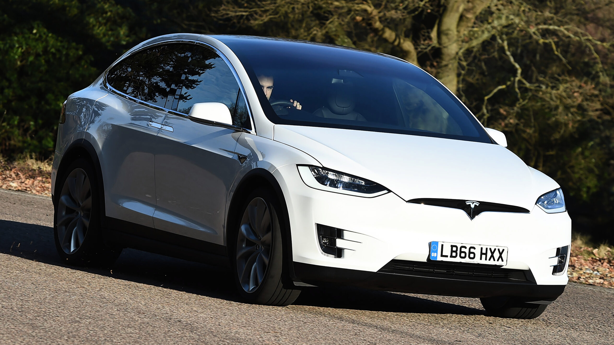 Tesla Model X с передней стороны в повороте.