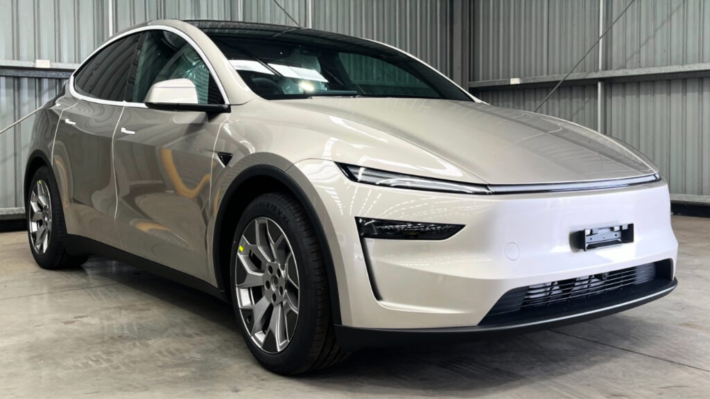 Новый 6-местный Tesla Model Y на один шаг ближе к Великобритании, поскольку он получает одобрение на правый руль Tesla Model Y 6-seater - front
