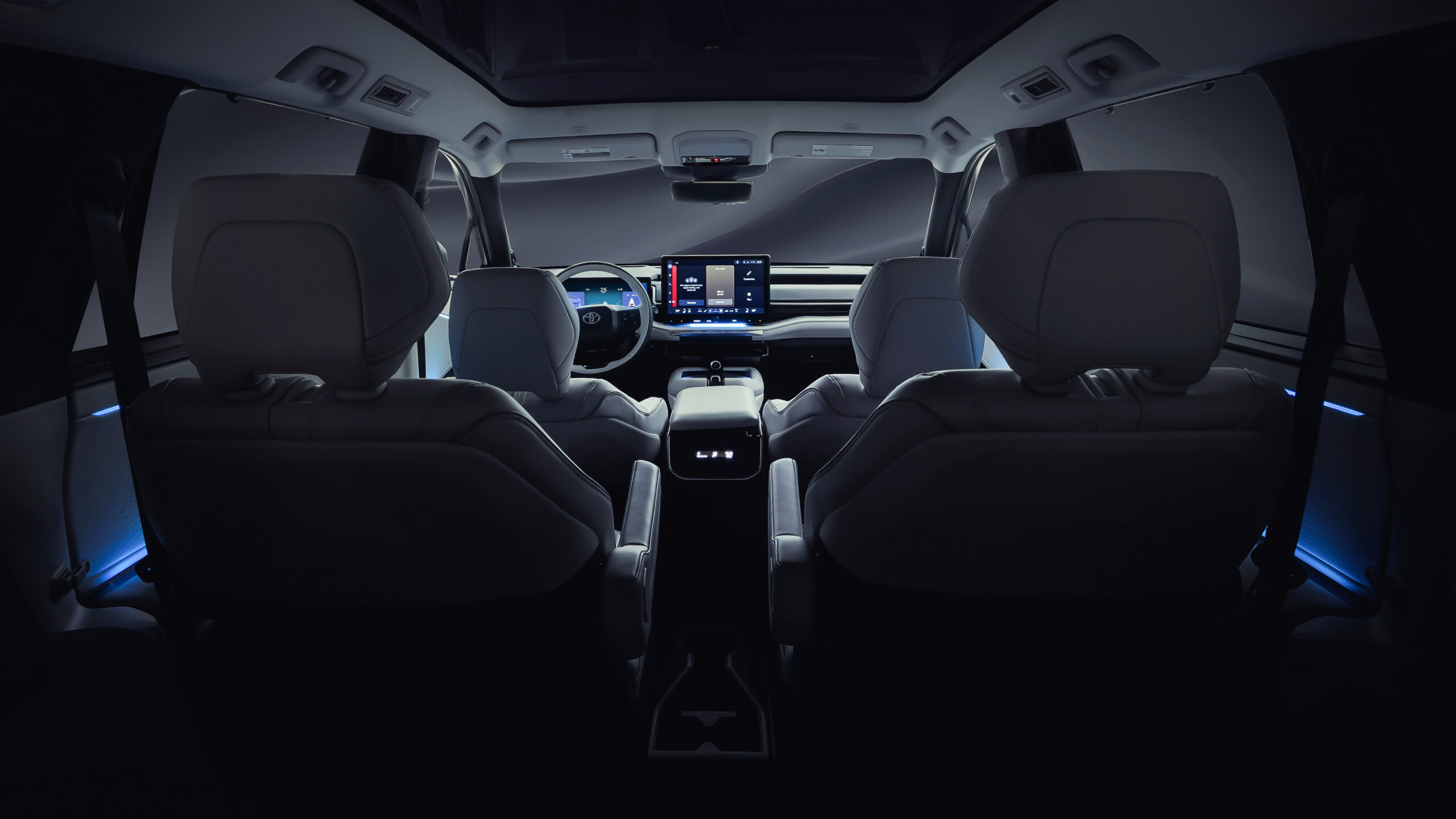 Семиместный электромобиль Toyota - интерьер.