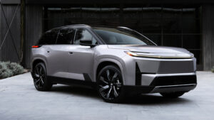 Toyota Highlander BEV - front 3/4