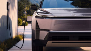 Toyota Highlander BEV - зарядка передних фонарей.