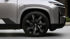 Toyota Highlander BEV - переднее колесо переднего колеса