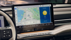 Toyota Highlander BEV - инфоразвлекательный автомобиль.