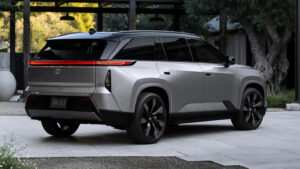 Toyota Highlander BEV - задняя 3/4 часть.