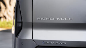 Toyota Highlander BEV - задние значки.