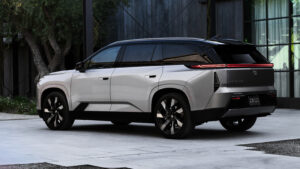 Toyota Highlander BEV - задняя часть под углом.