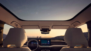 Toyota Highlander BEV - солнцезащитная крыша.