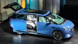 XPeng X9 - боковая статика с открытыми дверями.