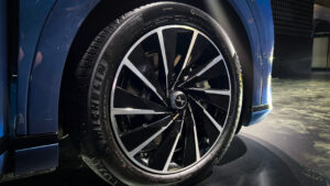 XPeng X9 - колесо колеса.