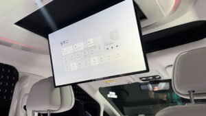 XPeng X9 - экран для заднего пассажира.