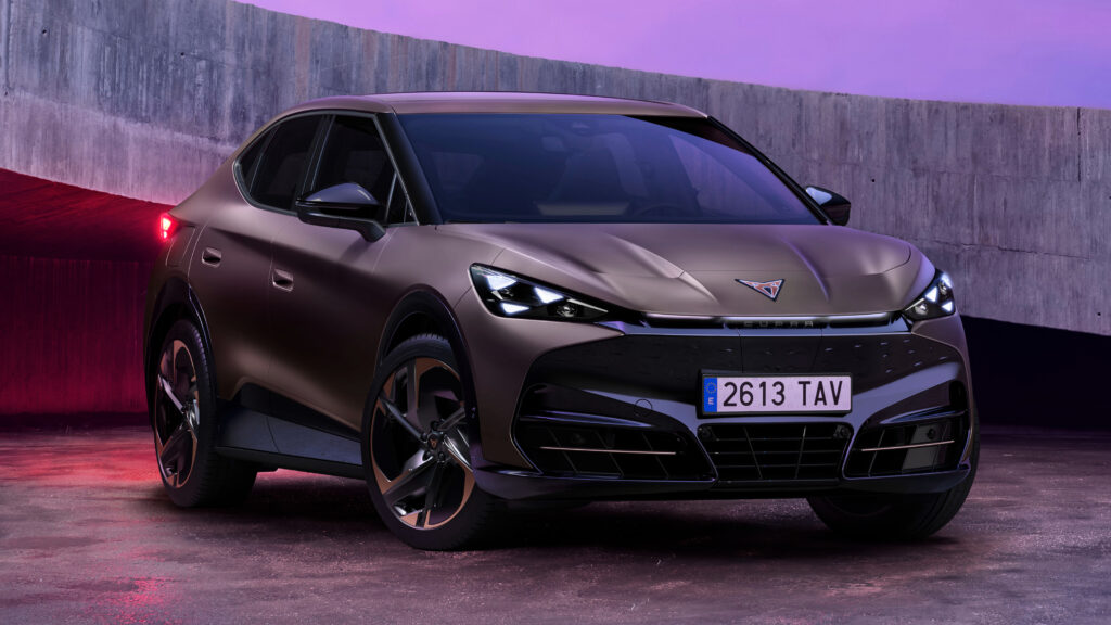 Неожиданное обновление Cupra Tavascan приносит большие экраны и, возможно, более низкую цену 2026 Cupra Tavascan - front 3/4