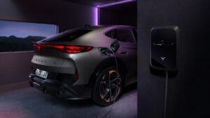 2026 Cupra Tavascan - заднее зарядное устройство.