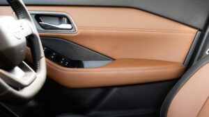 2026 Nissan X-Trail - бежевая дверная карточка.