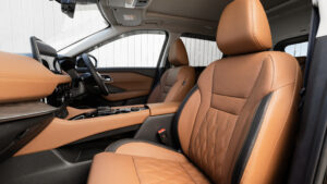 2026 Nissan X-Trail - бежевые передние сиденья.