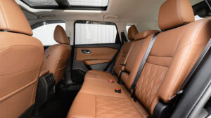 2026 Nissan X-Trail - бежевые задние сиденья.