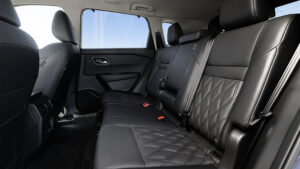 2026 Nissan X-Trail - черные задние сиденья.