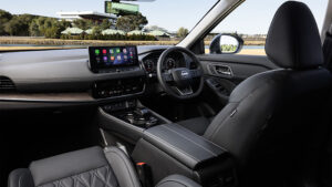 2026 Nissan X-Trail - черная приборная панель.