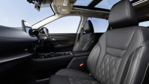 2026 Nissan X-Trail - черные передние сиденья.