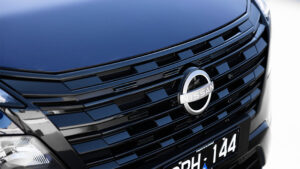 2026 Nissan X-Trail - решетка с решеткой.