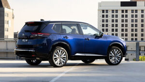 2026 Nissan X-Trail - задняя часть под углом.