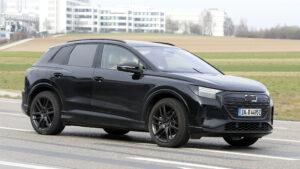 Audi Q4 Facelift - передний угол под углом.