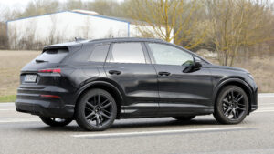 Audi Q4 Facelift - задний угловой подъем.