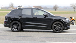 Audi Q4 Facelift - боковой профиль.