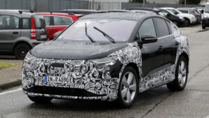 Audi Q4 Sportback e-tron (камуфлированный) - передние 3/4