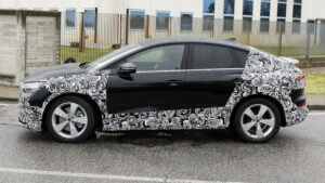 Audi Q4 Sportback e-tron (камуфлированный) - сбоку