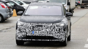 Audi Q4 Sportback e-tron (камуфлированный) - передний фронт.