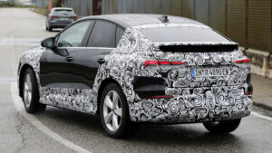 Audi Q4 Sportback e-tron (камуфлированный) - задняя часть 3/4